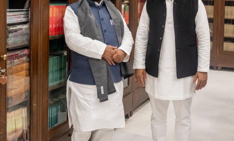 स्वामी प्रसाद मौर्य समाजवादी पार्टी के अध्यक्ष अखिलेश यादव के साथ