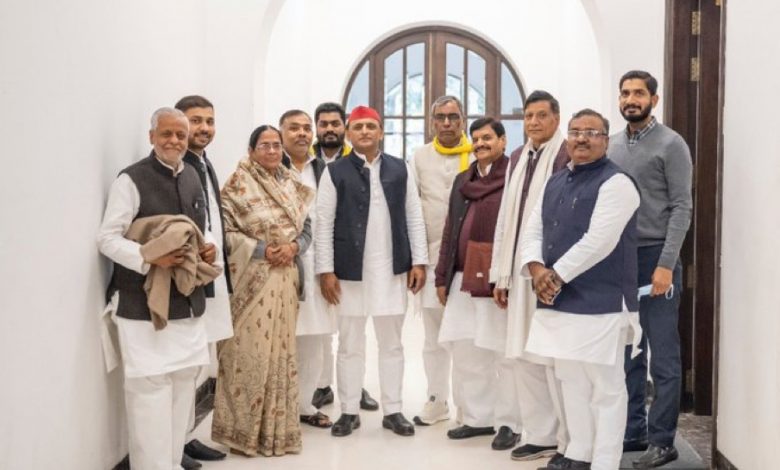 Samajvadi Party leader Akhilesh yadav with alliance leaders