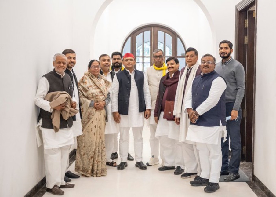 Samajvadi Party leader Akhilesh yadav with alliance leaders