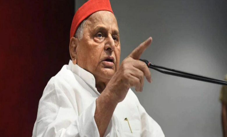 'लाल टोपी' से परेशान है बीजेपी