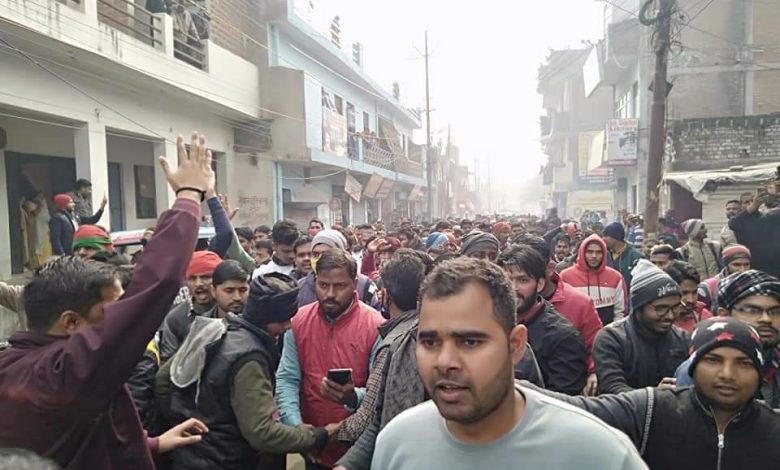 प्रयागराज में बेरोज़गार युवा सड़कों पर