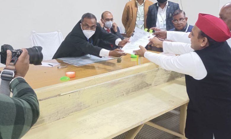 सपा प्रमुख अखिलेश यादव ने भरा नामांकन पत्र
