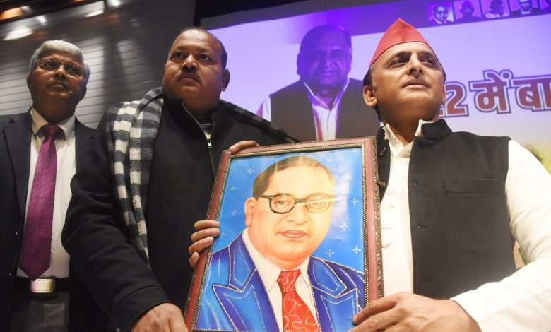 अखिलेश यादव ने किया बाबा साहेब अंबेडकर का सम्मान