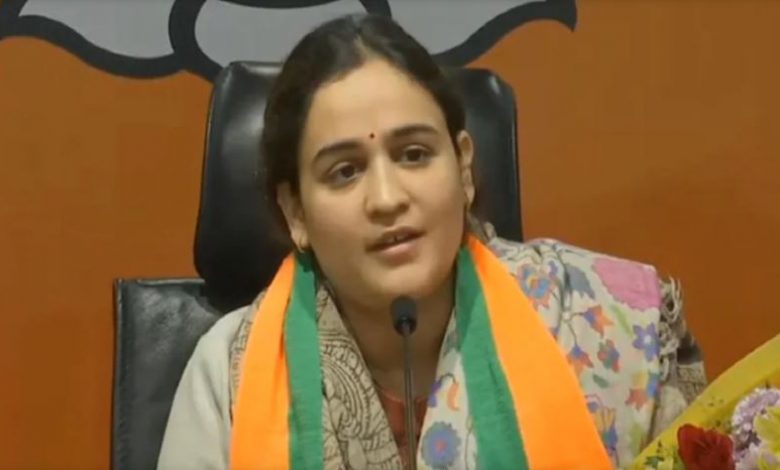 जानिये कौन हैं अपर्णा यादव, क्यों सपा छोड़कर उन्होंने बीजेपी ज्वॉइन कर लिया