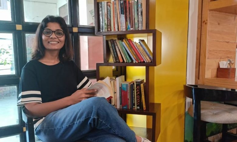 यूपी चुनाव के बीच अपनी अलग पहचान बना रही हैं नेहा सिंह राठौर