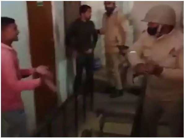 प्रयागराज में लॉज का दरवाजा तोड़कर पुलिस ने की छात्रों की पिटाई