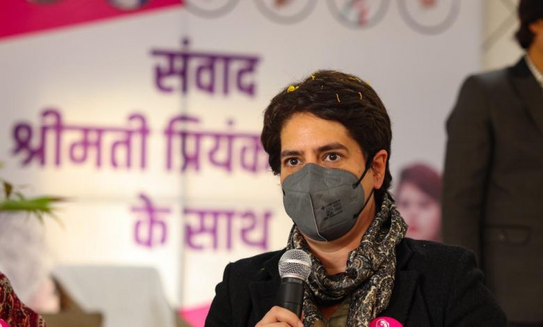 गांधी नोएडा सेक्टर 26 स्थित कालीबाड़ी मंदिर में पूजा अर्चना करने पहुंचीं