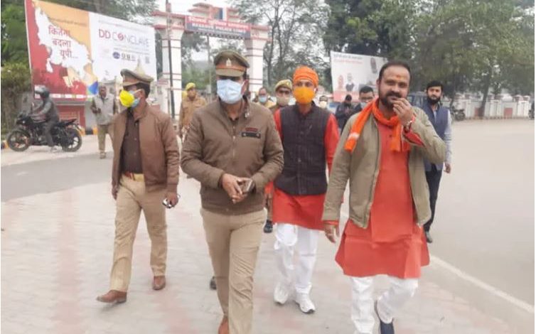 गंगा घाटों पर पोस्टर्स