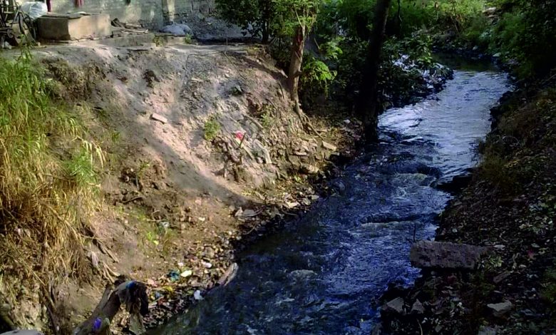 असि - एक नदी की हत्या की आतुरता