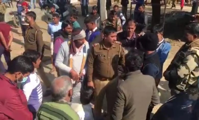 आगरा में दिव्यांगों के वोट डलवाने गई पोलिंग पार्टी पर कमल पर वोट डालने का आरोप, ग्रामीणों ने काटा हंगामा