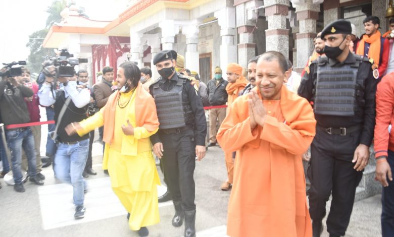 Yogi Adityanath Nomination: गोरखनाथ मंदिर से दर्शन पूजन कर नामांकन को निकले योगी आदित्यनाथ