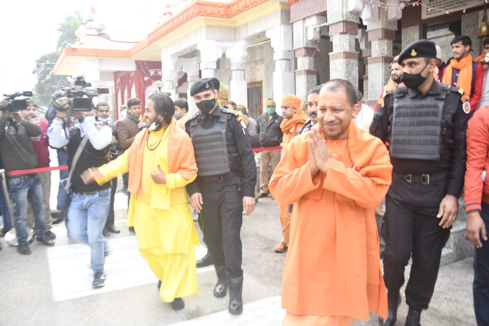 Yogi Adityanath Nomination: गोरखनाथ मंदिर से दर्शन पूजन कर नामांकन को निकले योगी आदित्यनाथ