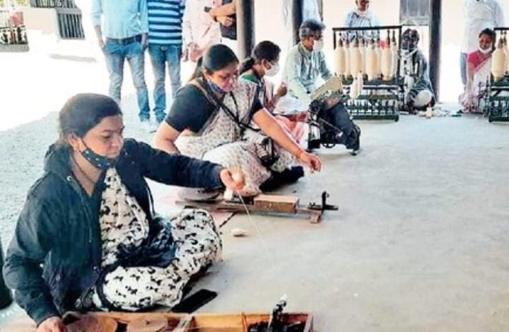 सेवाग्राम आश्रम में ख़ादी उत्पादन