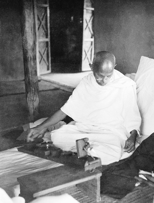 महात्मा गांधी चरखे पर सूत काट रहे हैं 