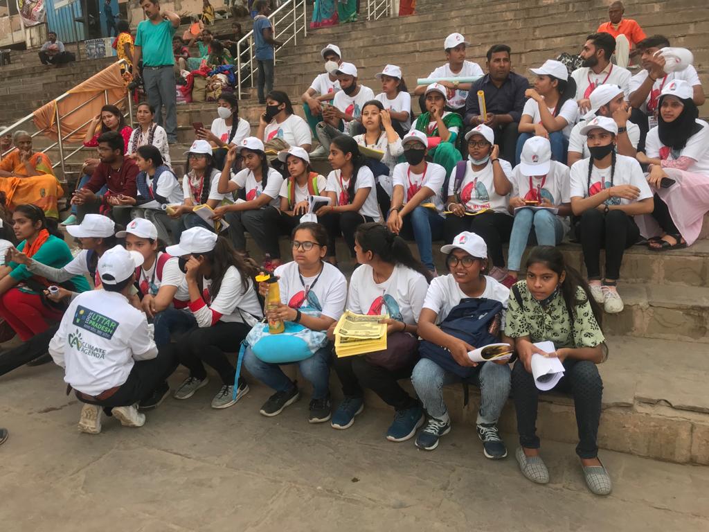 वाराणसी गंगा किनारे घाट वाक् में बड़ी संख्या में छात्रों ने हिस्सा लिया 