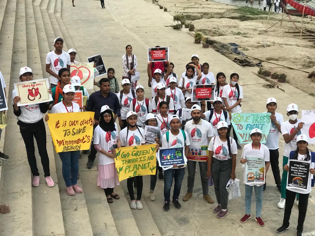 स्वच्छ हवा के लिए वाराणसी में गंगा किनारे जागरूकता अभियान 