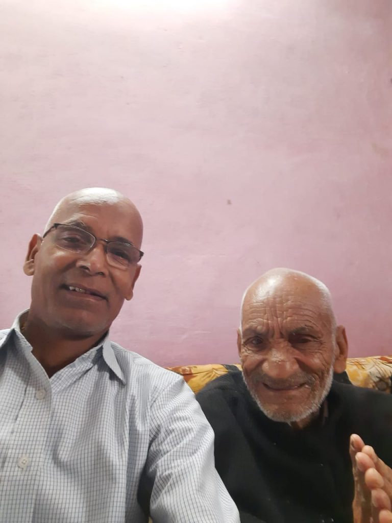 दिनेश कुमार गर्ग अपने पुराने सहयोगी गणेश धसमाना के साथ 