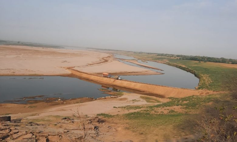 पभोसा में यमुना पर बना ग़ैर क़ानूनी बांध