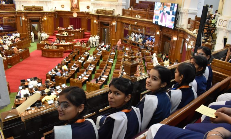 स्कूली छात्र विधान सभा की कार्यवाही देखते हुए