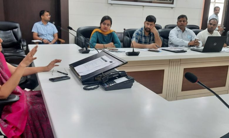 लखनऊ मंडलायुक्त बैठक की अध्यक्षता करते हुए