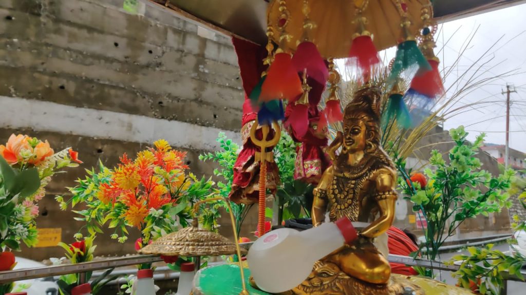 शिव मंदिरों में गंगा जल चढ़ाने की होड़