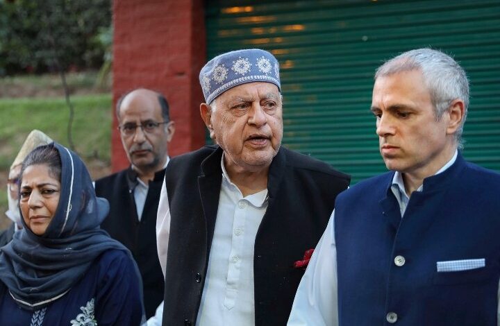 अब्दुला-पिता-पुत्र-और-महबूब-मुफ्ती-साथ-साथ