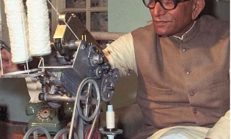 मोरारजी देसाई चरखा कातते हुए