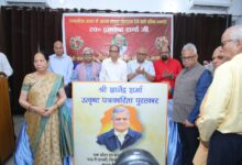 Photo of ज्ञानेंद्र शर्मा उत्कृष्ट पत्रकारिता सम्मान से नवाजे गए नवीन जोशी