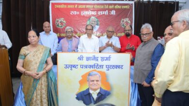 Photo of ज्ञानेंद्र शर्मा उत्कृष्ट पत्रकारिता सम्मान से नवाजे गए नवीन जोशी