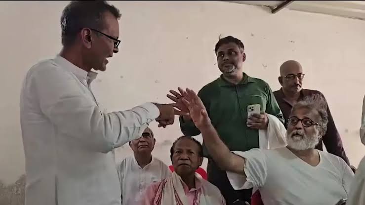 Tushar Gandhi on dias to address meeting at Turkoliya chamabran