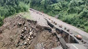 Photo of उत्तराखंड की पर्यावरणीय आपदा: चौड़ी सड़कों की कीमत पर कराहते पहाड़ और उजड़ता भविष्य