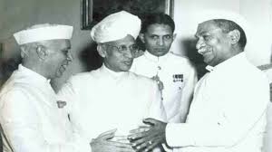 प्रधानमंत्री नेहरू और राष्ट्रपति डा राजेंद्र प्रसाद के साथ सर्वपल्ली डा राधाकृष्णन ( बीच में)