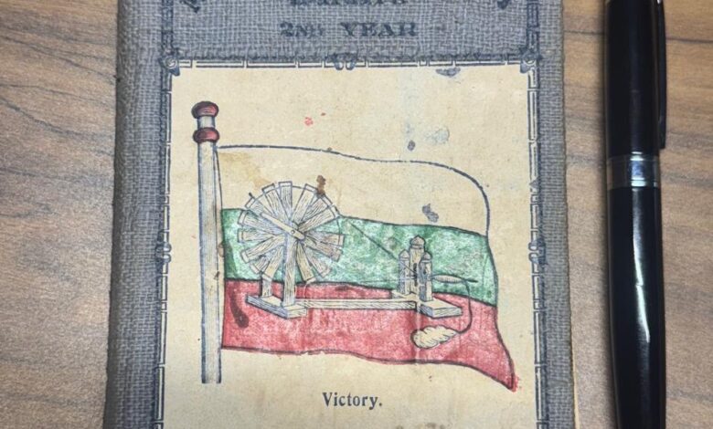 “1930 में प्रकाशित गांधी युग डायरी, खादी जिल्द और चरखा तिरंगे के साथ”