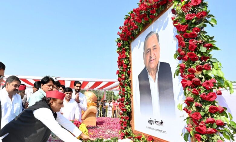 Akhilesh Yadav paying tributes to father Mulayam Singh Yadav