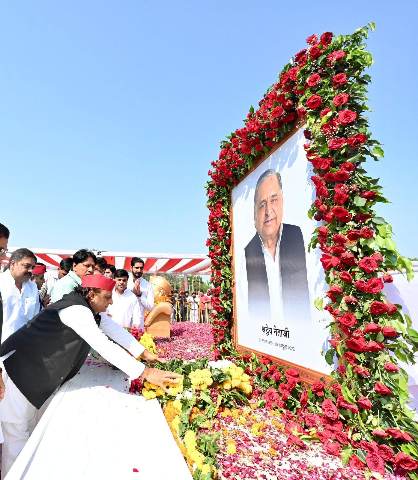 Akhilesh Yadav paying tributes to father Mulayam Singh Yadav