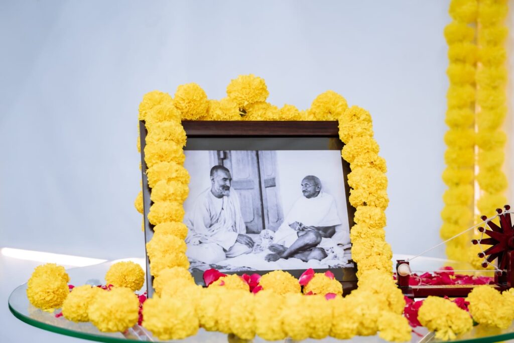 महात्मा गांधी और खान अब्दुल गफ्फार खान की ऐतिहासिक तस्वीर को सेमिनार में श्रद्धांजलि