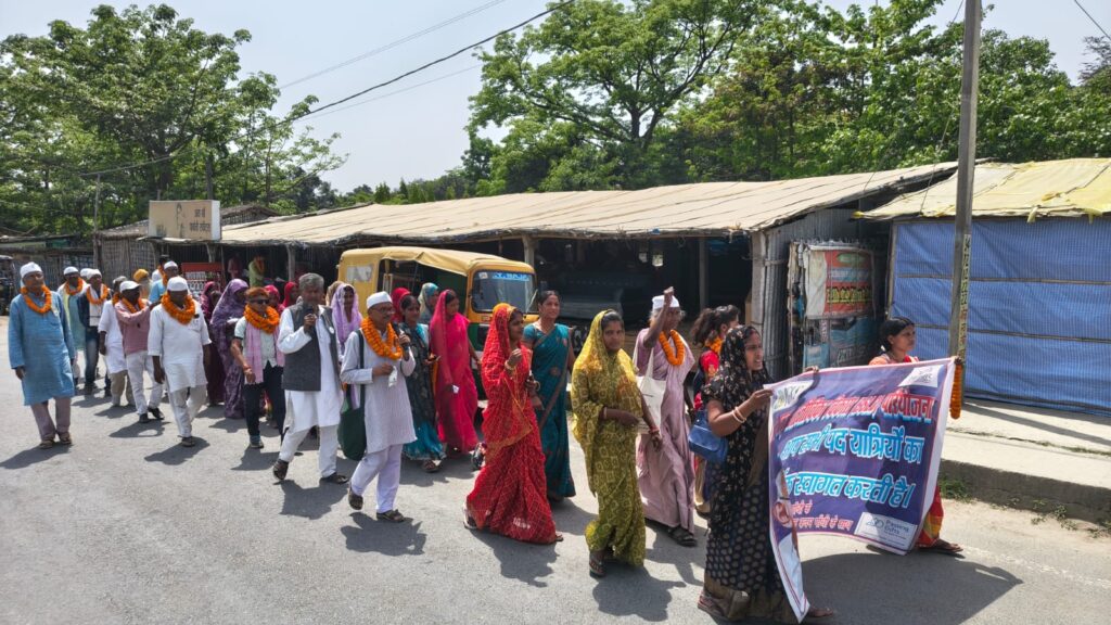 पटना से चंपारण गांधी यात्रा में महिलाओं की भागीदारी . गांधी यात्रा हाजीपुर में पदयात्रा करते सामाजिक कार्यकर्ता और महिलाएं