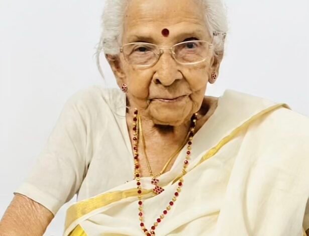 Vakkayil Pankajakshiyamma who welcomed Mahatma Gandhi at Kumaranalloor Temple in 1937